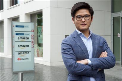 Victor Qian, Geschäftsführer von Huawei in Luxemburg, auf Kirchberg vor dem Gebäude mit den Büros der Gesellschaft
