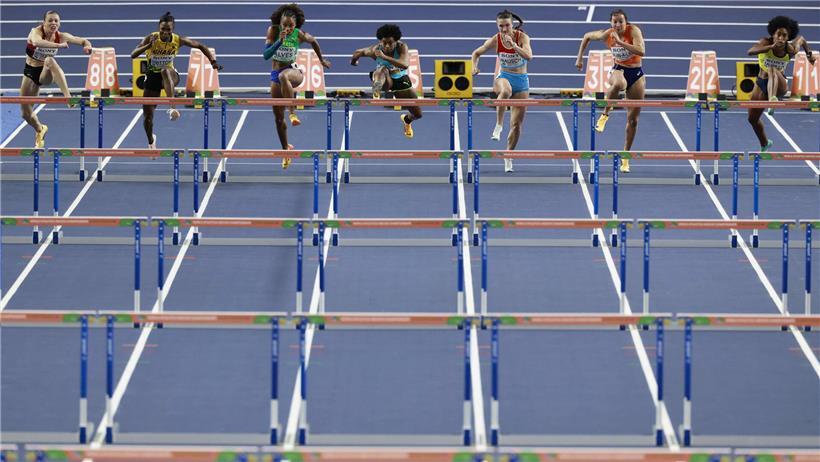 Victoria Rausch (3.v.r.) und Titelverteidigerin Devynne Charlton (4.v.r.) beim sportlichen Wettkampfstart