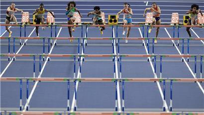 Victoria Rausch (3.v.r.) und Titelverteidigerin Devynne Charlton (4.v.r.) beim sportlichen Wettkampfstart