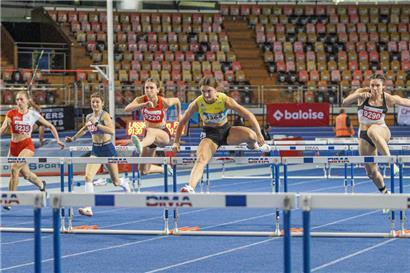 Victoria Rausch (in Gelb) konnte am letzten Wochenende ihren Landesrekord über 60 Meter Hürden verbessern
