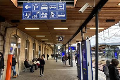 Videoüberwachung soll nicht nur der Aufklärung dienen, sondern vor allem auch der Abschreckung. Busse und Züge werden auch mit Kameras ausgestattet.
