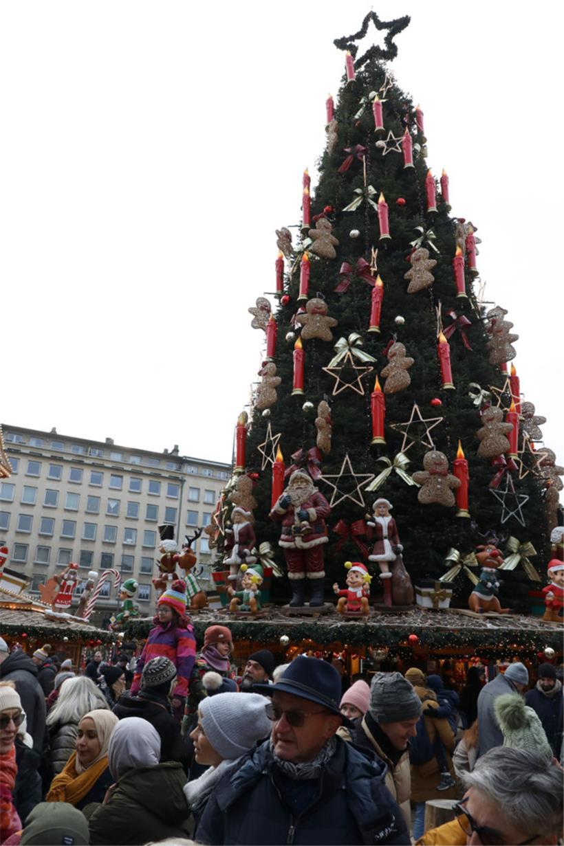 Viel Andrang auf dem hauptstädtischen Weihnachtsmarkt
