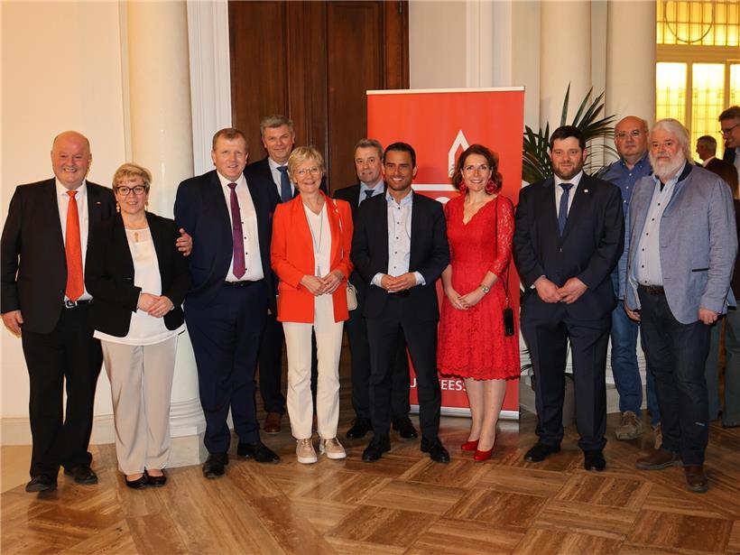 Politprominenz beim Saisonauftakt der Landwirtschaft mit Politikern und Branchenexperten auf dem Feld