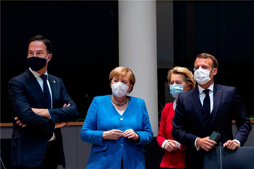 Viel Streit, am Sonntagabend aber noch ohne Ergebnis: Der Niederländer Mark Rutte (l.), Angela Merkel, Ursula von der Leyen, Emmanuel Macron beim Gipfel in Brüssel
