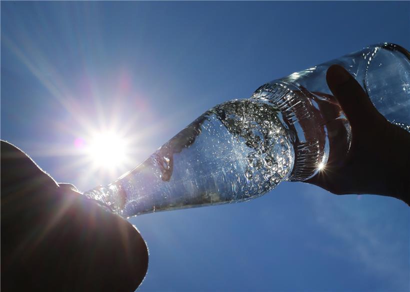 Viel Wasser trinken gehört zu den wichtigsten Ratschlägen an heißen Tagen

