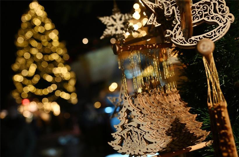 Viele Besucher hoffen, traditionellen Schmuck aus dem Handwerk auf Wintermärkten zu ergattern
