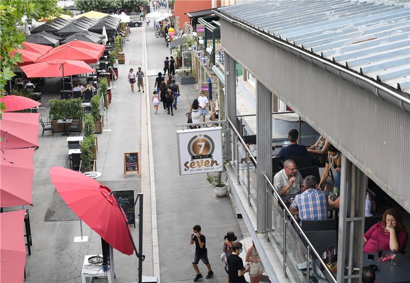 Viele „Cafészëmmeren“ sind über Kneipen, Bistros und Restaurants. Die Esplanade in Remich zur Sommerzeit …
