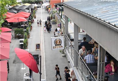 Viele „Cafészëmmeren“ sind über Kneipen, Bistros und Restaurants. Die Esplanade in Remich zur Sommerzeit …
