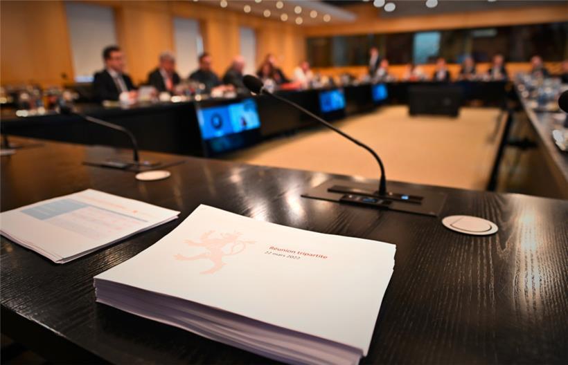 Viele Datenpunkte: Papierstapel bei der Tripartite-Sitzung am 22. März
