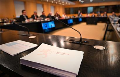 Viele Datenpunkte: Papierstapel bei der Tripartite-Sitzung am 22. März
