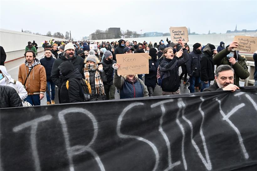 Viele Demonstranten werfen den Medien vor, Meinungen zu zensieren, die nicht dem „offiziellen Narrativ“ der Regierung entsprechen
