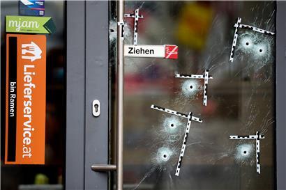 Viele Einschläge, viele Anschläge: Markierte Einschusslöcher an einer Tür in Wien
