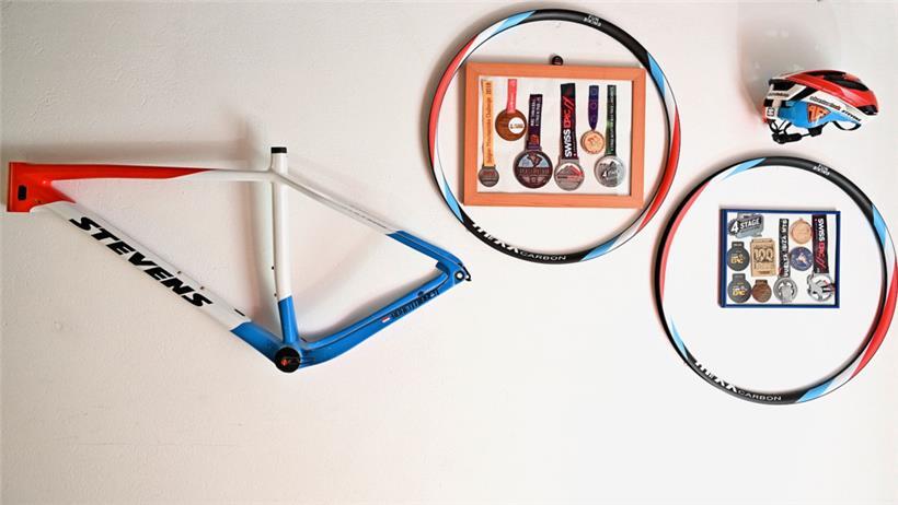 Viele Erinnerungen an 25 Jahre Radsport hängen im Keller von Sören Nissen 
