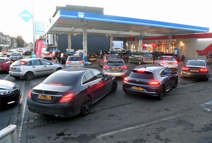 Viele Fahrer warteten zivilisiert und geduldig vor den Zapfsäulen. Mancherorts w...