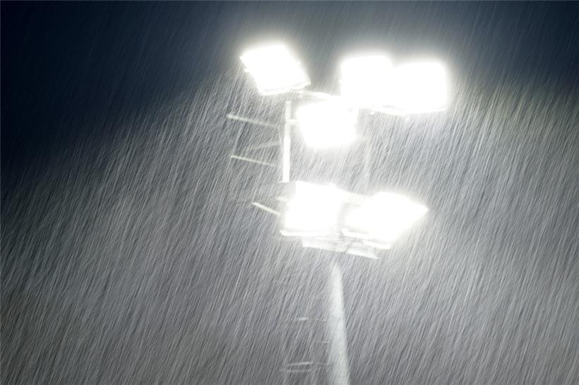 Viele Fußballer werden noch länger im Regen stehen
