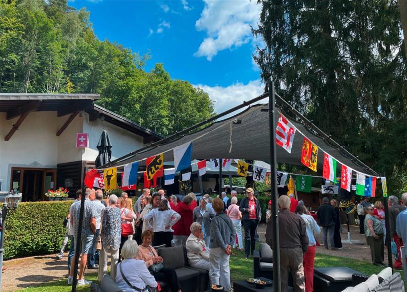 Viele Gäste und buntes Ambiente: Die Kantonsflaggen gehören einfach dazu