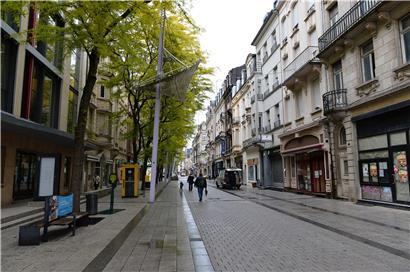 Viele Geschäfte in der Alzettestraße haben ihre Türen am Montagmorgen geöffnet. Einige andere blieben geschlossen.

