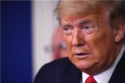 Viele Gouverneure klagen, dass die Regierung von US-Präsident Donald Trump nicht genug tue und dass es zum Beispiel an Masken und Schutzkleidung fehle. 
