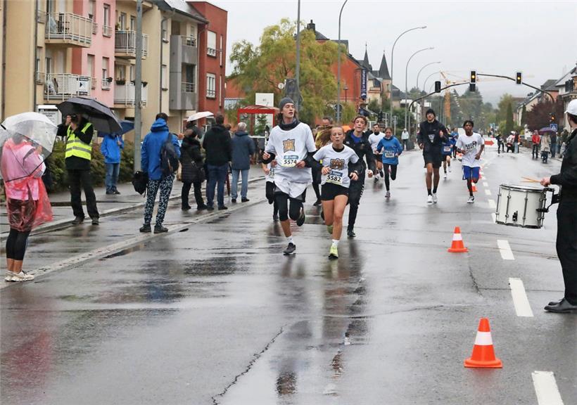 Viele Hobbyläufer ließen sich trotz des schlechten Wetters nicht davon abhalten,...