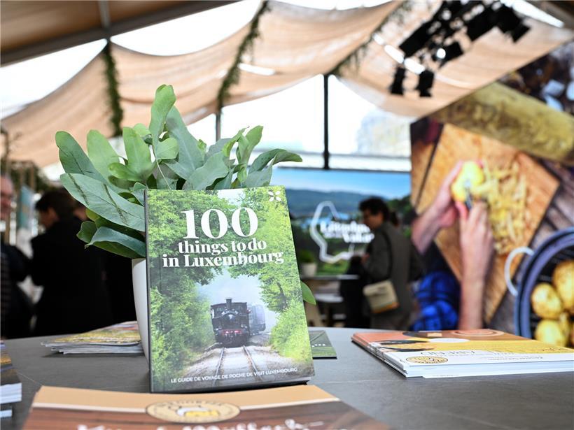 Informationsbroschüren an Ständen der Tourist Offices für Urlaubstipps und Sehenswürdigkeiten kostenlos erhältlich