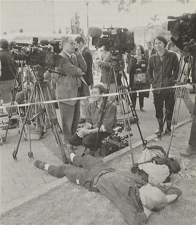 Viele Journalisten fühlten sich machtlos angsichts der langen Warterei. Sie wollen helfen, können aber nichts ausrichten.
