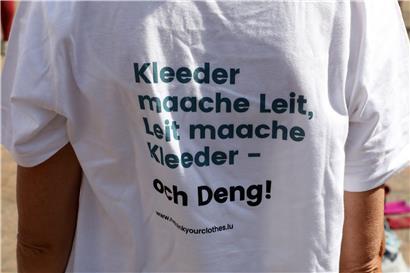 Viele Kleider großer Textilmarken werden in China oder Bangladesch gefertigt. Die Arbeitsbedingungen sind katastrophal. Das Foto entstand bei einer Sensibilisierungskampagne auf der place d’Armes 2018. 
