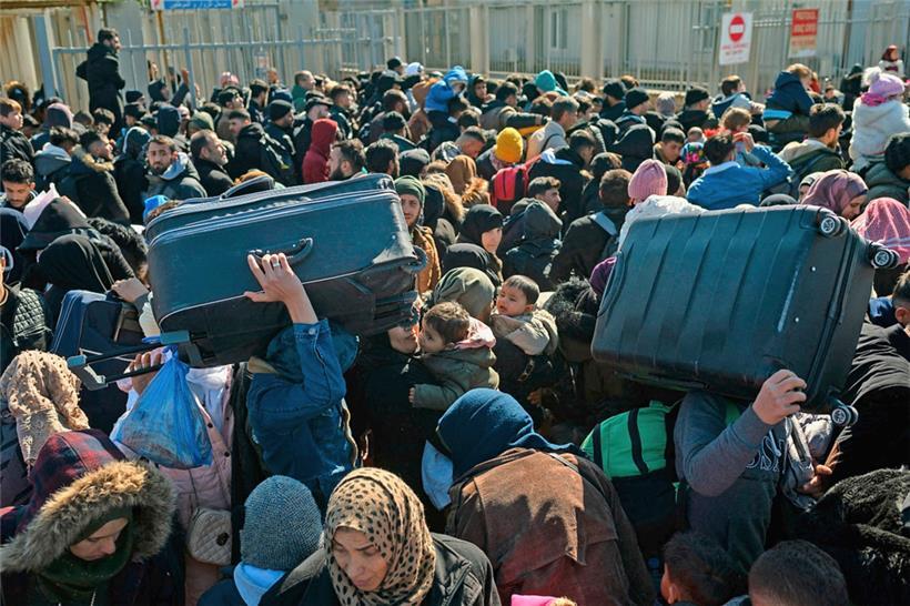 Viele Menschen aus der vom Erdbeben betroffenen syrischen Stadt Hatay versuchen, über die Grenze in die Türkei zu gelangen
