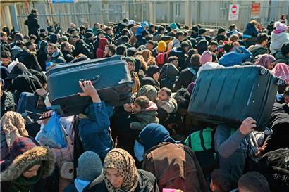 Viele Menschen aus der vom Erdbeben betroffenen syrischen Stadt Hatay versuchen, über die Grenze in die Türkei zu gelangen
