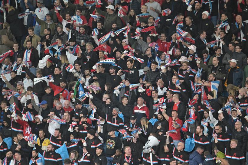 Viele Menschen – ein Ziel: die „Roten Löwen“ anzupeitschen
