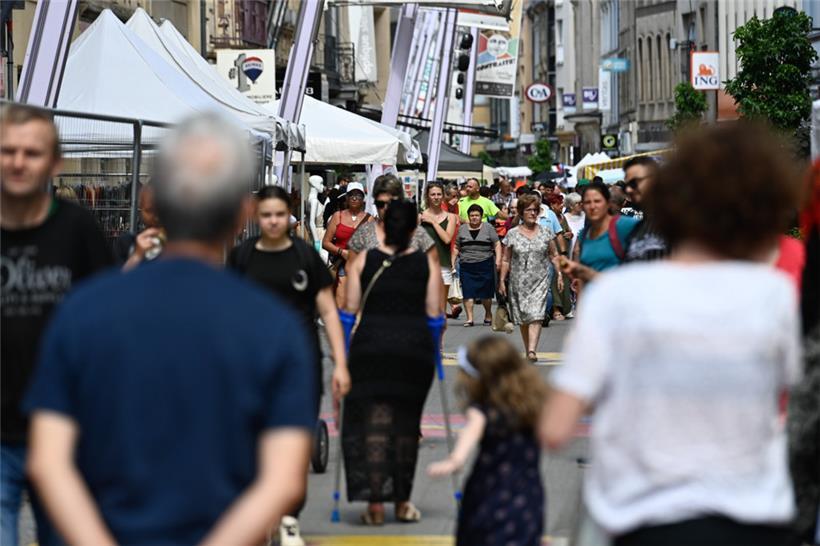 Viele Menschen haben sich am Donnerstag in der Alzettestraße auf Schnäppchenjagd gemacht

