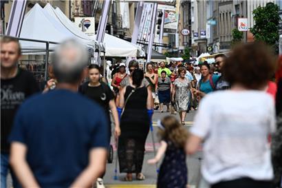 Viele Menschen haben sich am Donnerstag in der Alzettestraße auf Schnäppchenjagd gemacht
