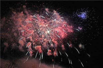 Viele Menschen ließen es sich nicht nehmen, den Himmel in der Silvesternacht wieder mit Feuerwerkskörpern zu erhellen
