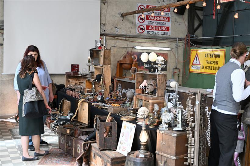 Viele Menschen nehmen in Alltagskleidung an Steampunk-Events teil und schauen si...