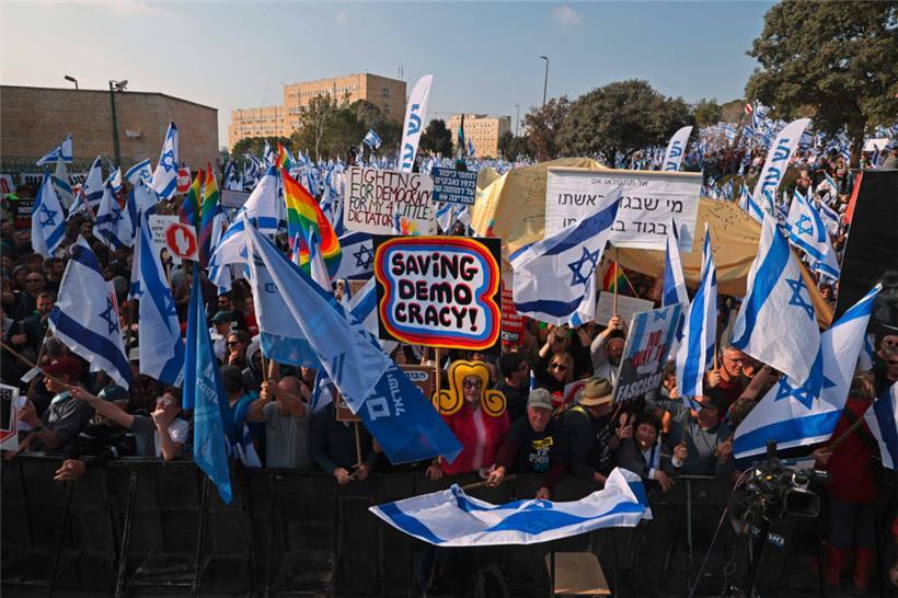 Viele Menschen sehen in Israel die Demokratie in Gefahr und gehen daher auf die Straße

