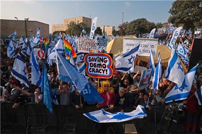 Viele Menschen sehen in Israel die Demokratie in Gefahr und gehen daher auf die Straße
