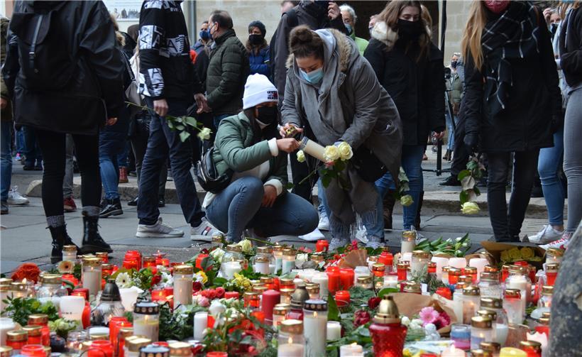 Viele Menschen stellen vor der Porta Nigra und in der Innenstadt verteilt Kerzen, Blumen, Kuscheltiere und Beileidsbekundungen ab. Am Dienstagnachmittag hatte ein Autofahrer mit seinem Fahrzeug fünf Menschen getötet und mehrere weitere teils schwer verletzt.
