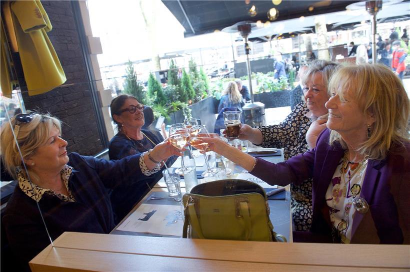 Viele Menschen werden für Nationalfeiertag wohl in einem Restaurant essen
