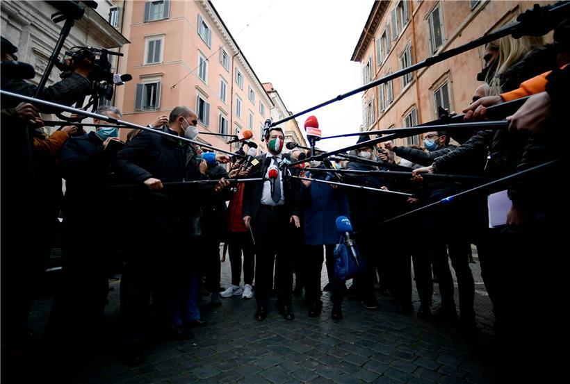 Viele Mikros vorm Mund, aber keine Neuwahlen vor der Nase: Italiens rechter Ex-Premier Salvini
