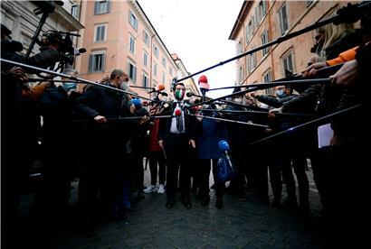 Viele Mikros vorm Mund, aber keine Neuwahlen vor der Nase: Italiens rechter Ex-Premier Salvini
