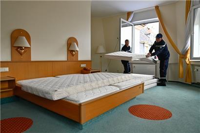 Viele Möbel im einstigen Grand Hotel sind gut erhalten und können weiter genutzt werden. Da in den großräumigen Zimmern allerdings noch Platz ist, bringt die Feuerwehr zusätzliche Betten samt Matratzen nach Echternach.
