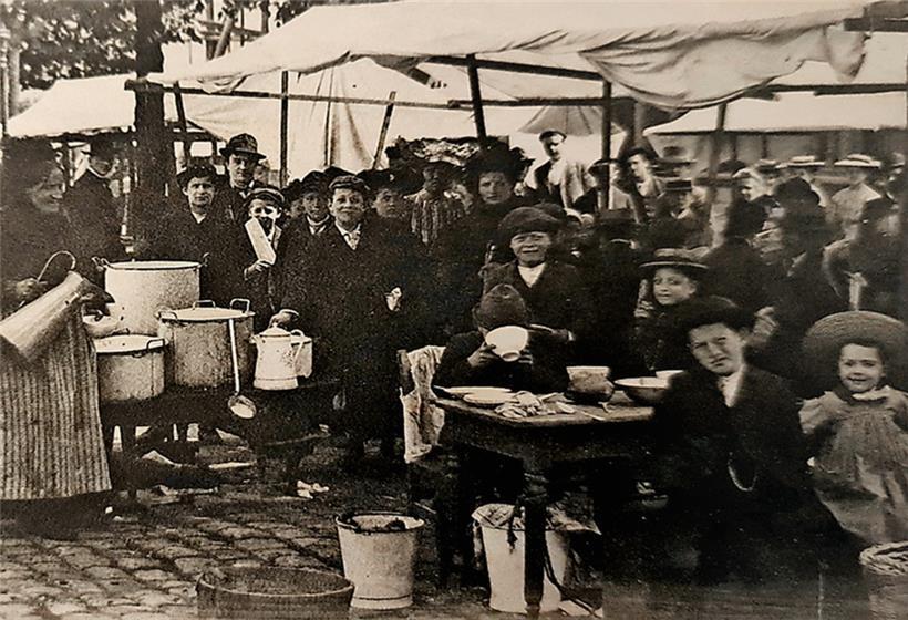 Viele Pilger mussten sich nach ihrer Reise erst mal stärken 
