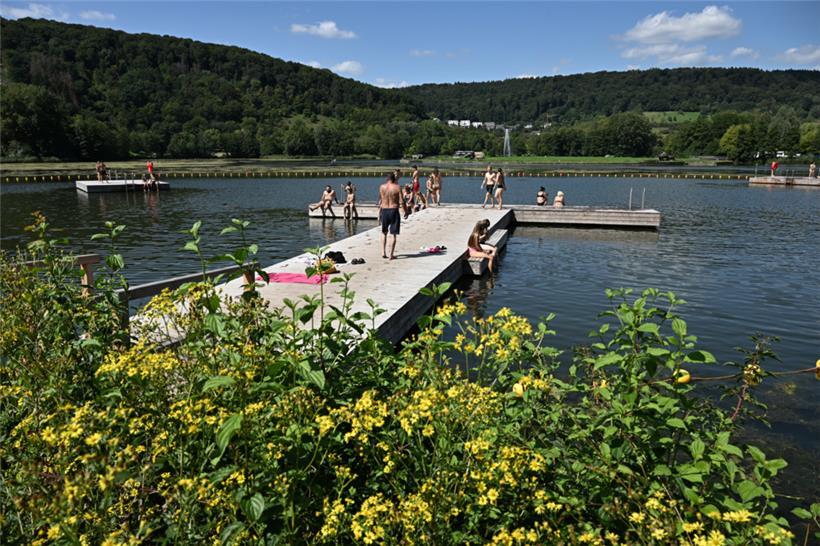 Viele Schwimmer tummeln sich an warmen Tagen auf den Stegen
