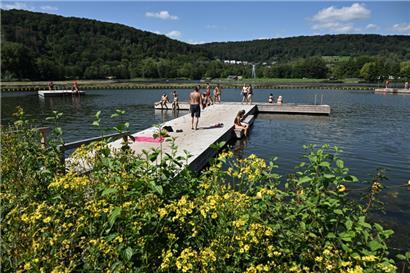 Viele Schwimmer tummeln sich an warmen Tagen auf den Stegen
