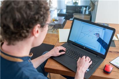 Viele Studenten müssen aktuell ihre Kurse online absolvieren. 
