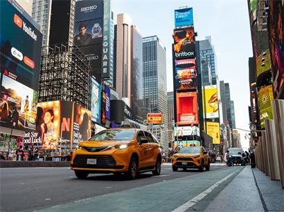 Viele Verkehrsanbindungen vom Airport Newark enden in der Nähe des berühmten Times Squares mitten in New York City