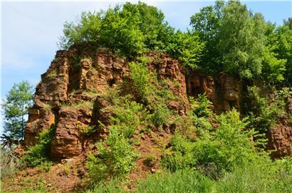 Viele Wege im Naturschutzgebiet „Haard“ führen rund um diese typischen Gesteinsformationen
