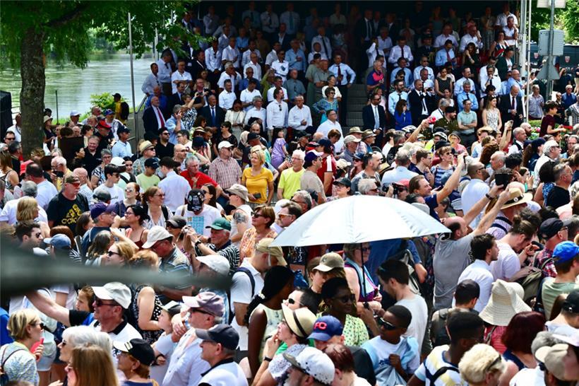 Viele Zuschauer versuchten, den historischen Moment mit ihren Handys festzuhalte...