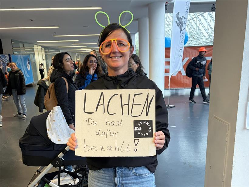 Viele kreative Zuschauer halten bunte Anfeuerungsplakate bei einer Sportveranstaltung hoch