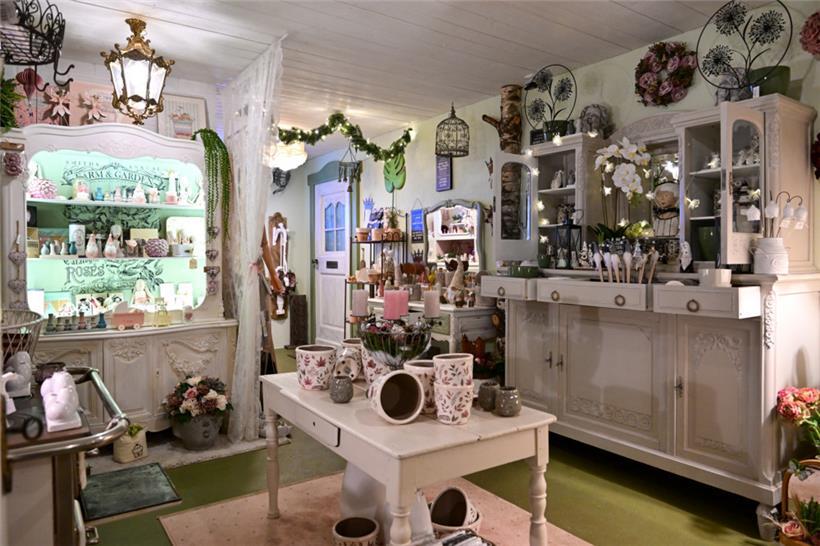 Viele alte Schränke erschaffen ein besonderes Ambiente