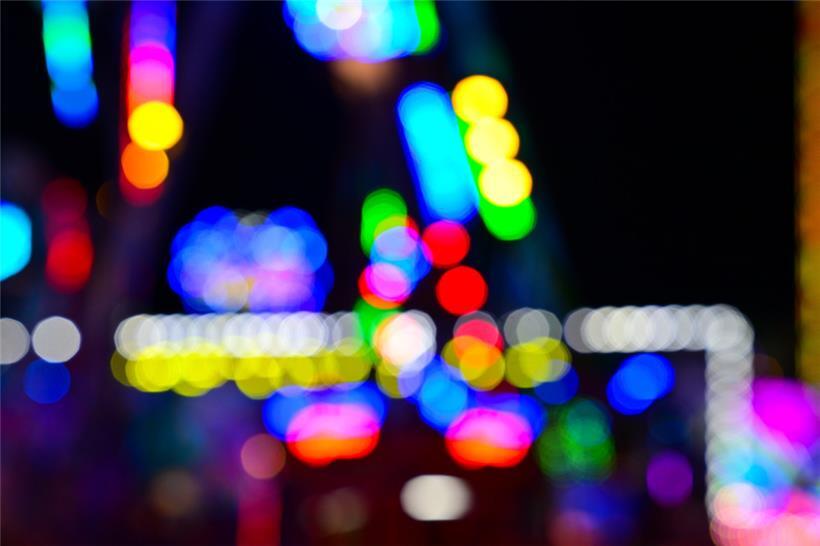 Viele bunte Lichter erhellen bei der „Fouer“ die Nacht